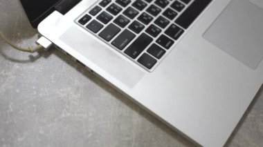 Bilgisayarda el fişi güç adaptörü, günlük bilgisayar teknolojisi kişisel kullanım