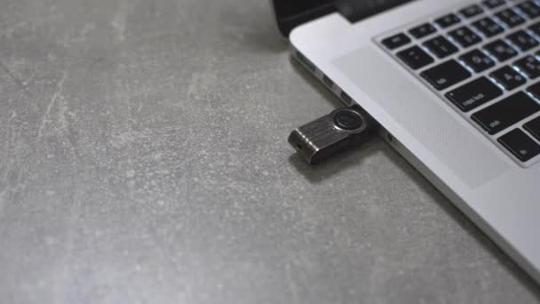 USBフラッシュドライブキーをラップトップPCのポートに接続します。. — ストック動画
