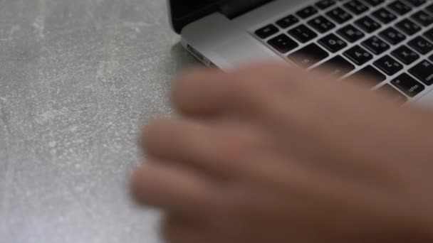 Tangan menghubungkan usb hard drive ke laptop, teknologi komputer pribadi modern — Stok Video
