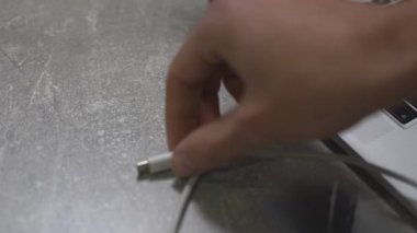 Manyetik kabloyu telefonuna bağla. Manyetik mikro USB kablo üzerinden uç. Android için hızlı şarj kablosu