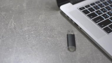 Bir USB flash bellek anahtarını bir dizüstü bilgisayarın portuna bağla.