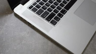 Bilgisayarda el fişi güç adaptörü, günlük bilgisayar teknolojisi kişisel kullanım