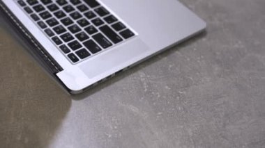 USB sabit diski bilgisayara, modern kişisel bilgisayar teknolojisine bağlıyorum.