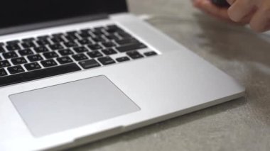 USB sabit diski bilgisayara, modern kişisel bilgisayar teknolojisine bağlıyorum.