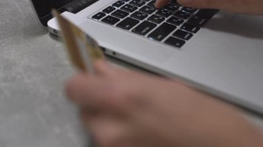 Kredi kartı sahibinin elleri bankaya online ödeme yapıyor. İnternet mağazasında satın almak için laptop teknolojisi kullanan kadın tüketiciler. Etrade web sitesi ödemeleri konsepti. Görüntüyü kapat