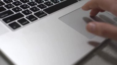 Laptop 'la çalışıyorum. Laptop Klavyesinde Yazan Kadın Ellerinin Yan Görünüm Çekimi.
