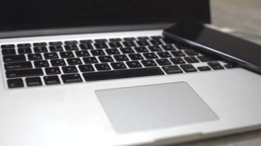 Şarj aletini cep telefonuna takıp dizüstü bilgisayarla karşılaştırmak.