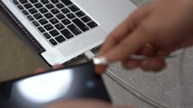 Manyetik kabloyu telefonuna bağla. Manyetik mikro USB kablo üzerinden uç. Android için hızlı şarj kablosu