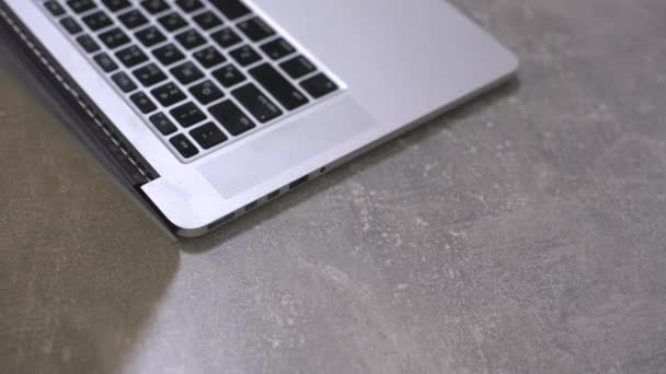 Handverbinding usb harde schijf naar laptop, moderne personal computer technologie — Stockvideo