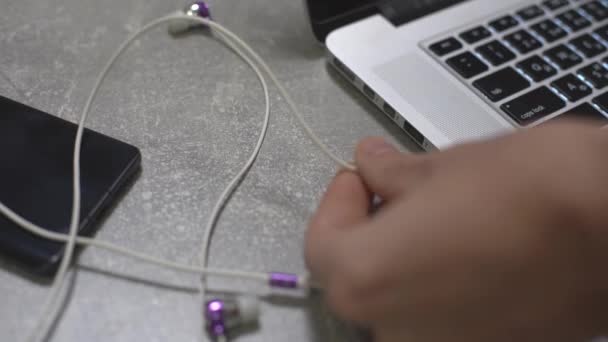 Fones de ouvido conectando jack laptop em stop motion, tecnologia de computador moderna — Vídeo de Stock