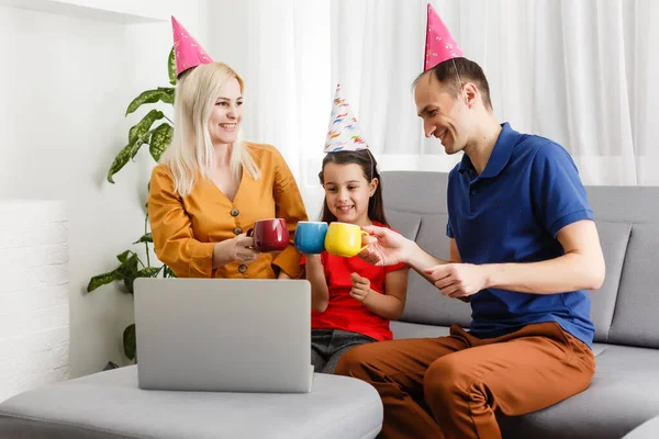 Familia feliz celebrando cumpleaños a través de Internet en tiempo de cuarentena, auto-aislamiento y valores familiares, fiesta de cumpleaños en línea — Foto de Stock