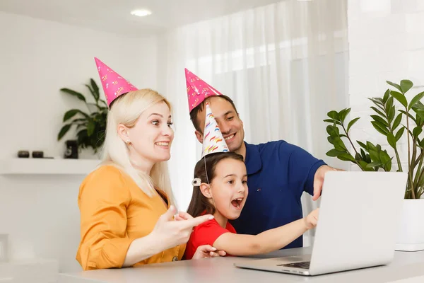 Большая семья празднует день рождения онлайн. Мама папа дети на домашнем ноутбуке видео позвонить самоизоляции. Вечеринка новые технологии гаджеты. Коронавирус на карантине. — стоковое фото