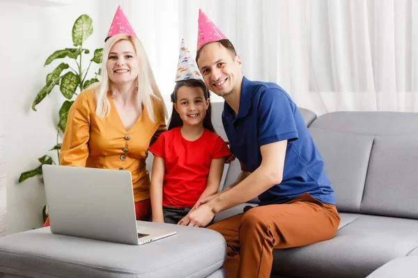 A grande família celebra o aniversário online. Mãe pai crianças em casa laptop chamada de vídeo auto-isolamento. Festejar novos gadgets de tecnologia. Coronavírus em quarentena. — Fotografia de Stock