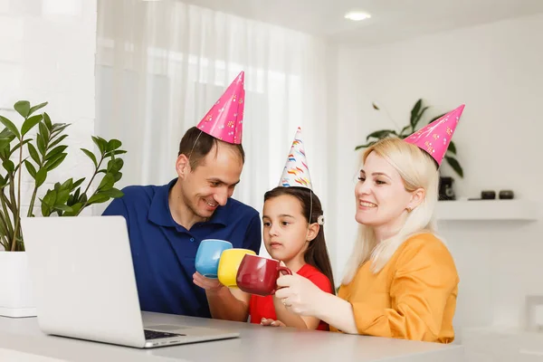 Videoconferencia reunión en línea con amigos y familiares. Fiesta de cumpleaños en una llamada en tiempo real. Fiestas durante la cuarentena del coronavirus Celebración de larga distancia. — Foto de Stock