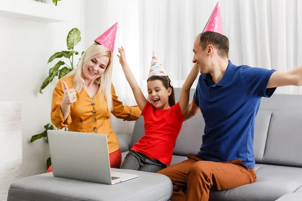 Gran familia celebra cumpleaños en línea. Mamá papá niños en casa portátil videollamada auto-aislamiento. Partido nuevos aparatos de tecnología. Coronavirus en cuarentena. — Foto de Stock