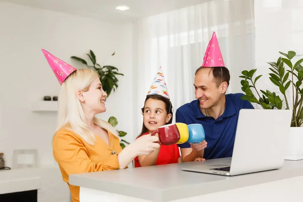 Счастливая семья, празднующая день рождения через Интернет во время карантина, самоизоляция и семейные ценности, день рождения онлайн — стоковое фото