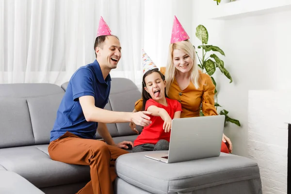 Familia feliz celebrando cumpleaños a través de Internet en tiempo de cuarentena, auto-aislamiento y valores familiares, fiesta de cumpleaños en línea — Foto de Stock