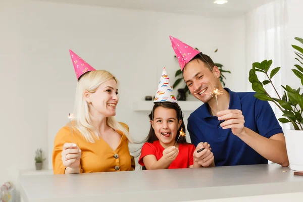 Feliz família celebrando aniversário via internet em tempo de quarentena, auto-isolamento e valores familiares, festa de aniversário on-line — Fotografia de Stock