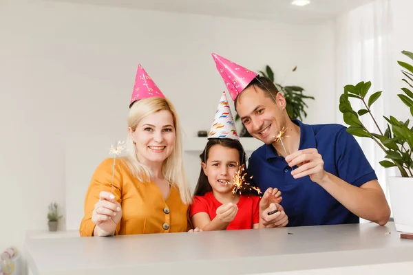 Familia feliz celebrando cumpleaños a través de Internet en tiempo de cuarentena, auto-aislamiento y valores familiares, fiesta de cumpleaños en línea — Foto de Stock