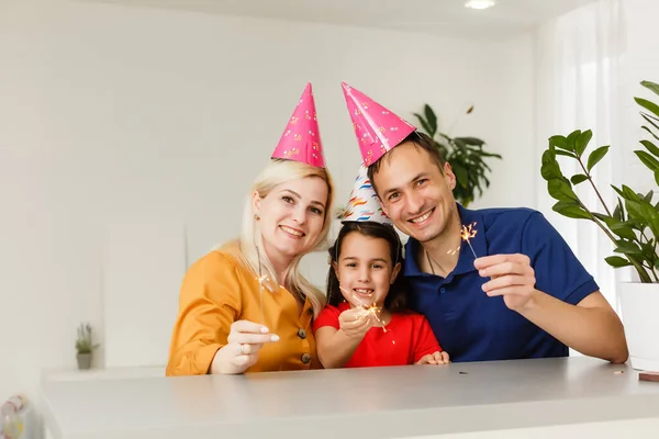 Video conferenza partito incontro online con amici e familiari. Festa di compleanno in facetime chiamata. Feste durante la quarantena del coronavirus Celebrazione a lunga distanza. — Foto Stock