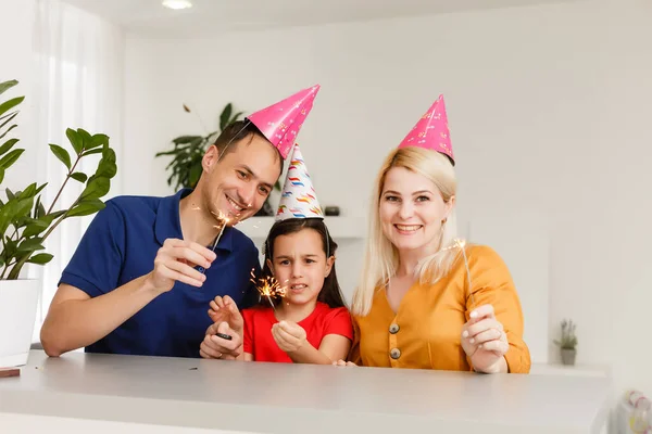 Videoconferencia reunión en línea con amigos y familiares. Fiesta de cumpleaños en una llamada en tiempo real. Fiestas durante la cuarentena del coronavirus Celebración de larga distancia. — Foto de Stock