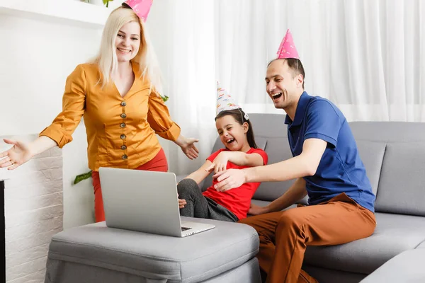 A grande família celebra o aniversário online. Mãe pai crianças em casa laptop chamada de vídeo auto-isolamento. Festejar novos gadgets de tecnologia. Coronavírus em quarentena. — Fotografia de Stock