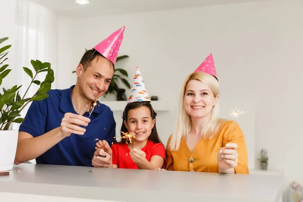 Feliz família celebrando aniversário via internet em tempo de quarentena, auto-isolamento e valores familiares, festa de aniversário on-line — Fotografia de Stock