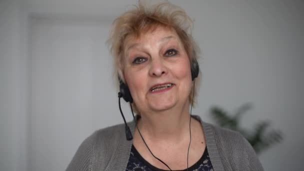 Feliz anciana abuela anciana hablando con cámara web videollamada disfrutando de la fiesta de distancia social, la familia virtual de chat en línea de la reunión en casa, webcam ver. — Vídeos de Stock