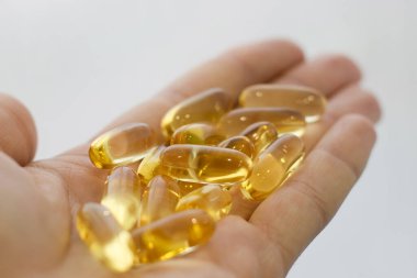 Palm Omega 3 'te iki yumuşak kapsül sağlıklı beslenme konsepti