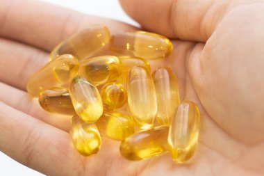 Balık yağı hapları haplar Omega 3 sağlıklı diyet konsepti.