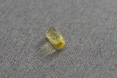 Omega 3 ve D vitamini içeren balık yağı kapsülleri sağlıklı beslenme konseptinde.