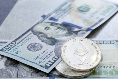 Sanal ekran para kavramı üzerine Bitcoin grafiği. Grafik çizelgesi ve dijital teknoloji arka planı olan altın bitcoin tablosu..