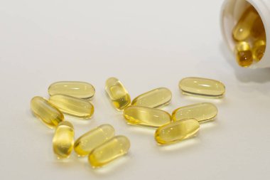 Balık yağı hapları haplar Omega 3 sağlıklı diyet konsepti.