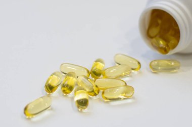Palm Omega 3 'te iki yumuşak kapsül sağlıklı beslenme konsepti