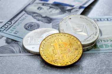 Sanal ekran para kavramı üzerine Bitcoin grafiği. Grafik çizelgesi ve dijital teknoloji arka planı olan altın bitcoin tablosu..