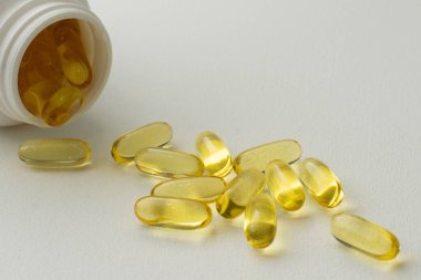 Palm Omega 3 'te iki yumuşak kapsül sağlıklı beslenme konsepti