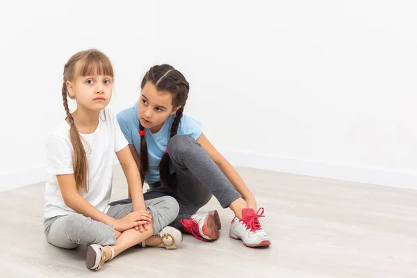 Gemelas son tristes, solitarias y malhumoradas. Los niños están solos, tristes y frustrados, mirando a la cámara — Foto de Stock