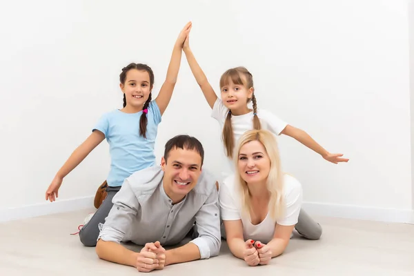 Retrato de una familia feliz sonriendo en casa — Foto de Stock