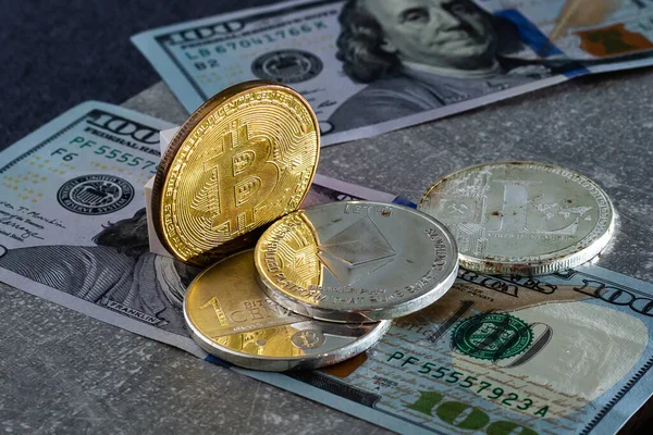 Pago de Bitcoin, usando criptomoneda virtual y billetes de un dólar estadounidense — Foto de Stock