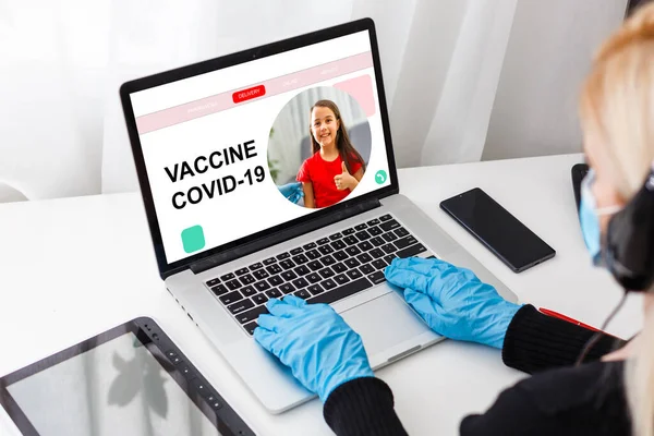 Actualización de noticias de última hora de Coronavirus para covid-19 mujer en cuarentena de crisis pandémica comprobar noticias en la pantalla del ordenador portátil, coronavirus difundir noticias de la situación del virus. 2019-nCov Noticias actualizadas —  Fotos de Stock