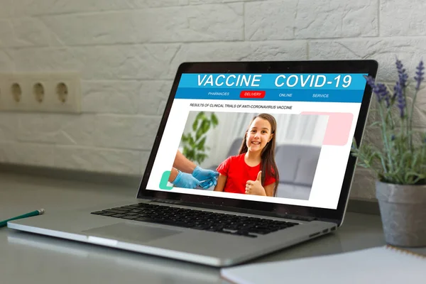 En el monitor del ordenador portátil información sobre la vacunación contra Covid-19 —  Fotos de Stock