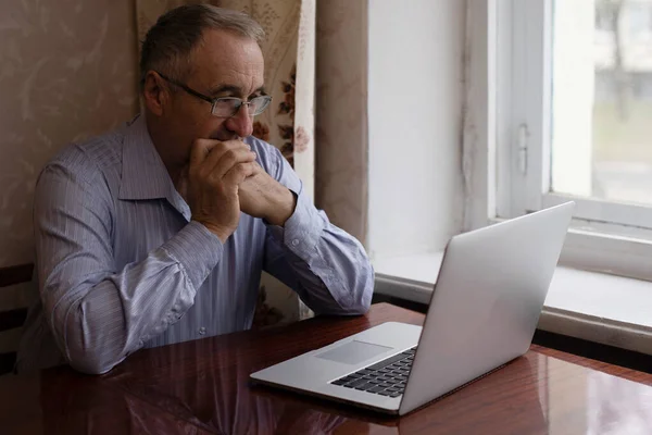 Video conferenza uomo anziano sul computer portatile sopra scrivania di legno — Foto Stock