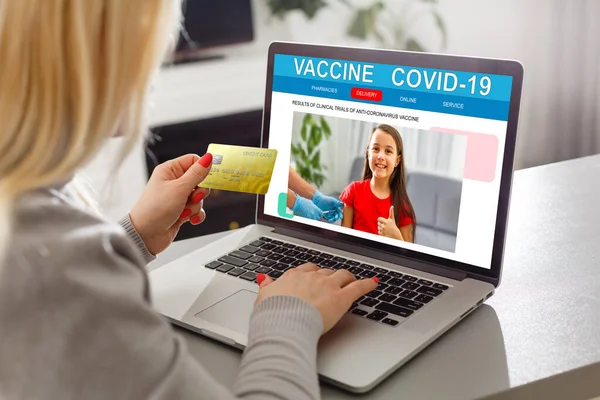 Coronavirus breaking news update for covid-19 pandemic crisis quarantine woman checking news on laptop screen, coronavirus spread virus situation news. 2019-nCov Breaking news updated — Stock Photo, Image