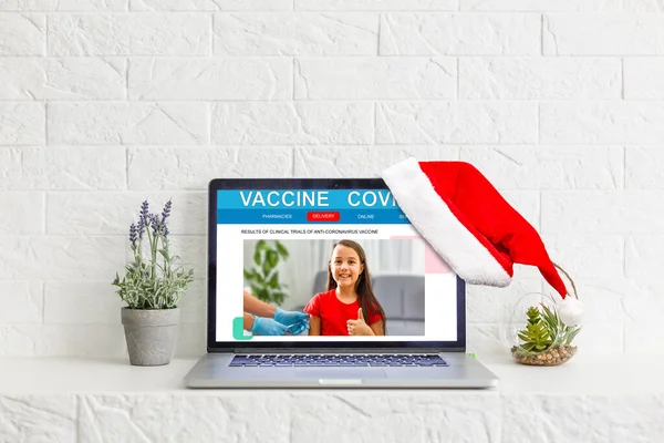 Op de laptop monitor informatie over vaccinatie tegen Covid-19 — Stockfoto