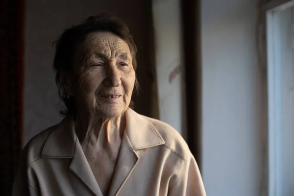 Процесс старения - очень старые пожилые женщины улыбающиеся лица — стоковое фото