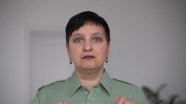 Gülümseyen kendine güvenen genç iş kadını çevrimiçi öğretmenlik başvurusu yöneticisi ile konuş konferans görüntülerini konuştur iş görüşmesi sırasında konuş ofiste kameraya bak, webcam görünümüne bak