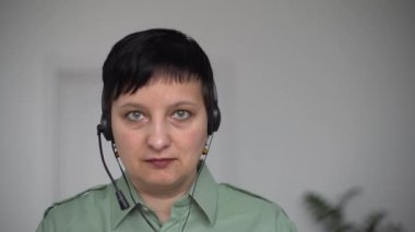 Gülümseyen kendine güvenen genç iş kadını çevrimiçi öğretmenlik başvurusu yöneticisi ile konuş konferans görüntülerini konuştur iş görüşmesi sırasında konuş ofiste kameraya bak, webcam görünümüne bak