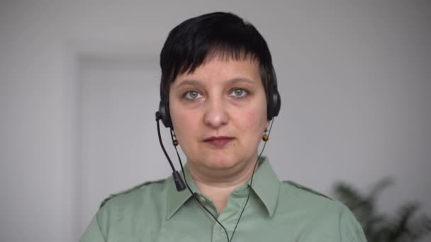 Mulher em Headphones Fala no Video Chat usando Laptop. Auto-isolamento na Pandemia COVID-19. mulher apoio online — Vídeo de Stock