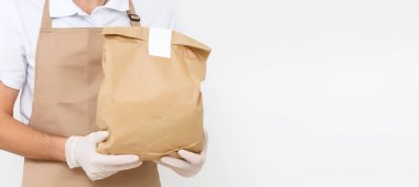 Paket yemek için çeşitli kağıt kaplar. Teslimatçı taşıyor.