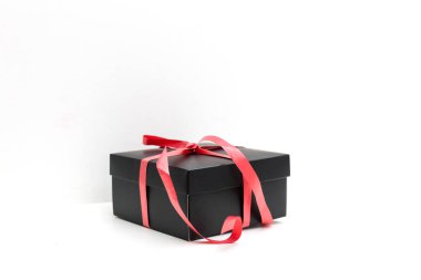 beyaz arkaplanda teslim için kahverengi paket